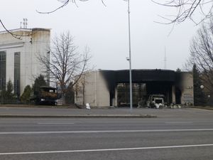 2022년 카자흐스탄 시위 중 대통령 관저의 불탄 입구