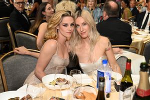 제27회 크리틱스 초이스 시상식에서 스튜어트와 각본가 딜런 메이어