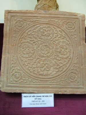 18 호앙 지에우 거리에서 발견된 11~12세기 테라코타 바닥 타일. 국화로 장식되어 왕실의 장식을 나타낸다.