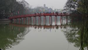 응옥썬 사당으로 통하는 테훅교