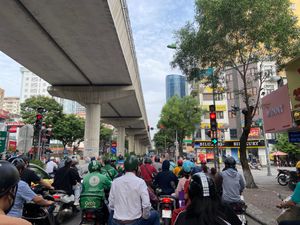 꺼우저이 도로의 오토바이 운전자들과 고가 하노이 도시철도 3호선