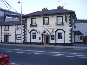 렉섬 AFC가 1864년에 창단된 건물인 Turf Hotel