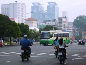 벤탄 시장은 버스와 오토바이를 이용할 수 있는 번잡한 교차로에 위치해 있습니다.