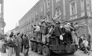 1989년 혁명 동안 에마누일 운구레아누 거리에서 시위하는 사람들