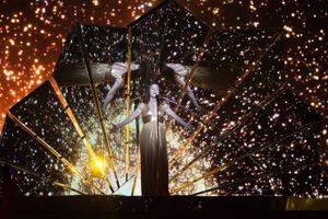 존스가 유로비전 송 콘테스트 2017 결선에서 공연하고 있다.