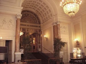 테아트로 델라 페르골라 로비 (1850년대 재단장 후)