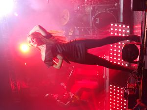 시몬스가 에피카와 함께 라이브 공연, 플로리다주 포트 로더데일