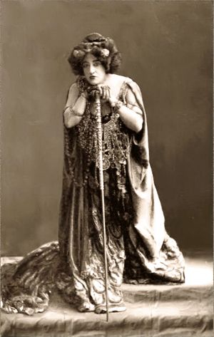 안나 폰 밀덴부르크가 1909년 빈 궁정 오페라 공연에서 클리템네스트라 역을 맡았다.