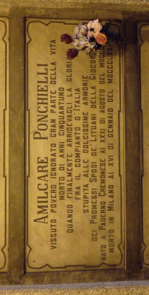 묘지 벽에 있는 대리석 묘비