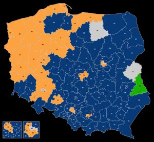개별 선거구별 상원 선거 결과. 파란색은 법과 정의, 주황색은 시민 연단, 녹색은 폴란드 인민당, 회색은 무소속.