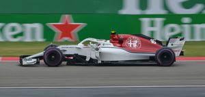 2018년 중국 그랑프리에서 자우버를 위해 레이싱하는 르클레르