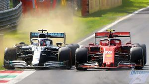 르클레르 (오른쪽)가 2019년 이탈리아 그랑프리에서 루이스 해밀턴 (왼쪽)을 상대로 선두를 방어하고 있다.