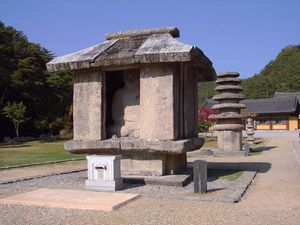 운주사 석조 불감 - 남쪽을 향한 부처