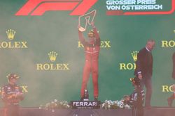 2022년 오스트리아 그랑프리에서 우승 후 시상대에서 르클레르