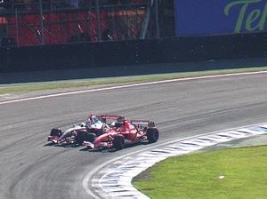 슈마허가 2006년 브라질 그랑프리에서 3랩을 남기고 네 번째 자리를 위해 키미 래이쾨넨을 추월하는 모습. 이는 경쟁적인 2006 시즌의 마지막 레이스이자 3년 동안의 마지막 레이스였으며, 그는 초반에 19위로 떨어졌다.