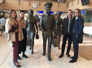 "승무원" 기념비 근처의 비아체슬라프 지글리츠키와 테티아나 지글리츠카(바자로바)