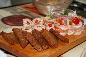 살로로 만든 김밥과 흑빵