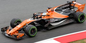 알론소가 말레이시아 그랑프리 연습 주행(FP1)에서 헤일로(Halo) 안전 장치를 시험하고 있다. 이 장치는 다음 시즌부터 의무화되었다.