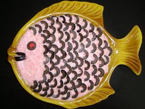 검은 올리브로 장식된 루마니아식 생선알 샐러드