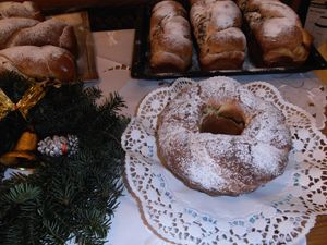 다양한 모양의 코조나크 (Cozonac).