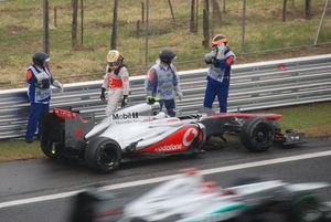 루이스 해밀턴은 54바퀴째에 선두를 달리다 리타이어했다.