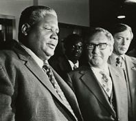 1976년 잠비아에서 미국 국무장관 헨리 키신저와 만나는 조슈아 은코모