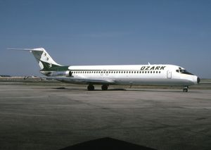 램버트 공항의 오자크 DC-9