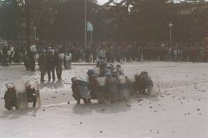 분노한 시위대가 정부군에게 돌을 던지고 있다