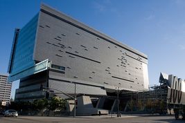 캘리포니아 교통국 제7지구 본부 앞 엘리 앤 에디스 브로드 플라자