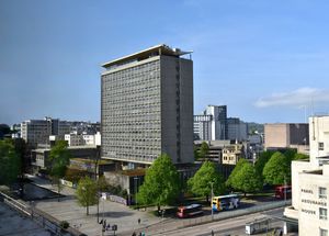 시민 센터는 1962년 완공되었으며, 복지 국가의 전후 '영웅적 모더니즘'을 상징한다. 2007년부터 지정 건축물로 지정되었다.