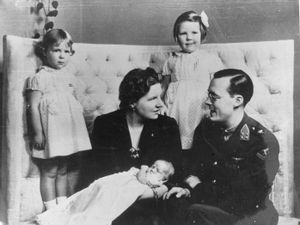 1943년 오타와에서 남편과 딸들과 함께 있는 율리아나