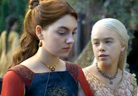 밀리 알콕(오른쪽)이 어린 라에니라 타르가르옌 공주 역을, 에밀리 케리(왼쪽)가 어린 알리센트 하이타워 역을 맡았다.