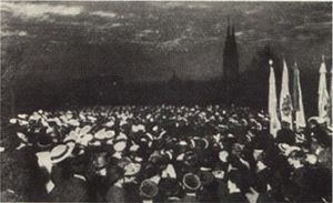 대부분이 전형적인 하얀 학생모를 쓴 학생들로 구성된 인파가 웁살라의 성에서 노래를 부르면서 전통적인 발푸르기스의 밤 기념 행사에 참여하고 있다. 웁살라 대성당의 검은 윤곽이 배경에 보인다. 우측으로는 깃발이 보인다. 1920년경의 사진.