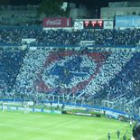 크루스 아술 팬들이 2012년 코파 리베르타도레스 경기에서 코린치앙스를 상대로 클럽 엠블럼을 형상화한 티포를 선보이고 있다.