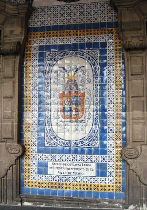 멕시코시티의 연방 지구 건물에 있는 코요아칸 문장의 타일 모자이크