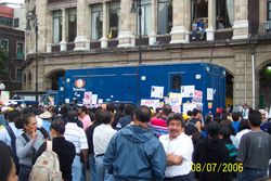 2006년 7월 8일, 멕시코시티 플라사 데 라 콘스티투시온에서 텔레비사 트럭 앞에서 시위하는 모습.