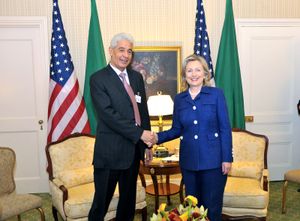 힐러리 클린턴 국무장관이 리비아 외무 장관 쿠사와 악수하고 있다