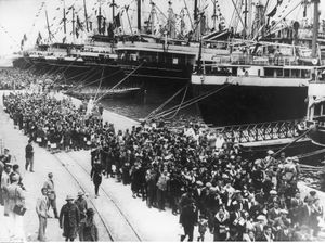 이탈로 발보 총독이 트리폴리에서 도착한 이탈리아 식민지 개척민을 환영하고 있다