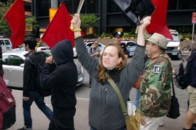 적기를 든 DSA의 시위대(월가 점거 운동, 2011년)