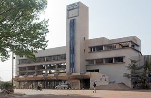 2014년 10월 30일에 불에 탄 후 3년이 넘은 2018년 2월 Bobo-Dioulasso 시청의 불에 탄 뼈대