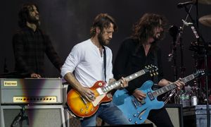 2017년 롤라팔루자에서 푸 파이터스와 함께 공연하는 크리스 시프렛