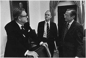 중앙정보국장 윌리엄 콜비가 1975년 4월 24일 부통령 넬슨 록펠러와 국가 안보 부보좌관 브렌트 스코크로프트와 함께 국가안전보장회의 회의 중 휴식 시간에 베트남 상황에 대해 논의하고 있다.