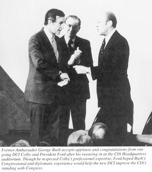 윌리엄 콜비(퇴임하는 중앙정보국장), 포드 대통령, 조지 부시(신임 중앙정보국장), 1975년.