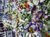 오심의 장례식 날인 2022년 5월 14일에 그의 묘는 꽃으로 덮여있다