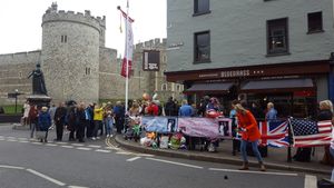 서식스 공작의 장남 탄생을 윈저 성 근처에서 기다리는 군중과 보도진