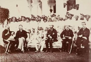 과리얼의 HH 마하라자 경 자야지라오 신디아, 헨리 데일리 경 장군 (데일리 칼리지 설립자)과 영국 장교, 마라타 귀족 (사르다르, 자기르다르 및 만카리)이 인도르, 홀카르 번왕국에서 찍은 사진.