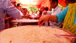 바다 망갈(2017년 5월)에 무료 음식이 배포되고 있다. 바다 망갈은 럭나우에만 있는 의례이다.