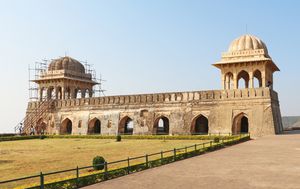 바즈 바하두르(미안 바예지드 바하두르(1555–62)가 건축한 만두의 라니 룸파티 파빌리온