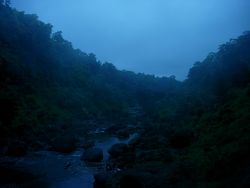  빈디야 산맥은 고원의 남쪽 경계를 이루며, 이 지역의 많은 강의 수원지이다.