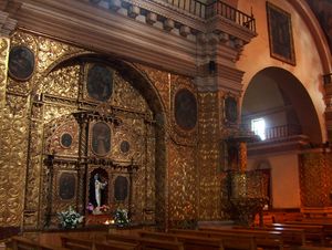 산토 도밍고 성당 내부의 금박 패널 중 하나